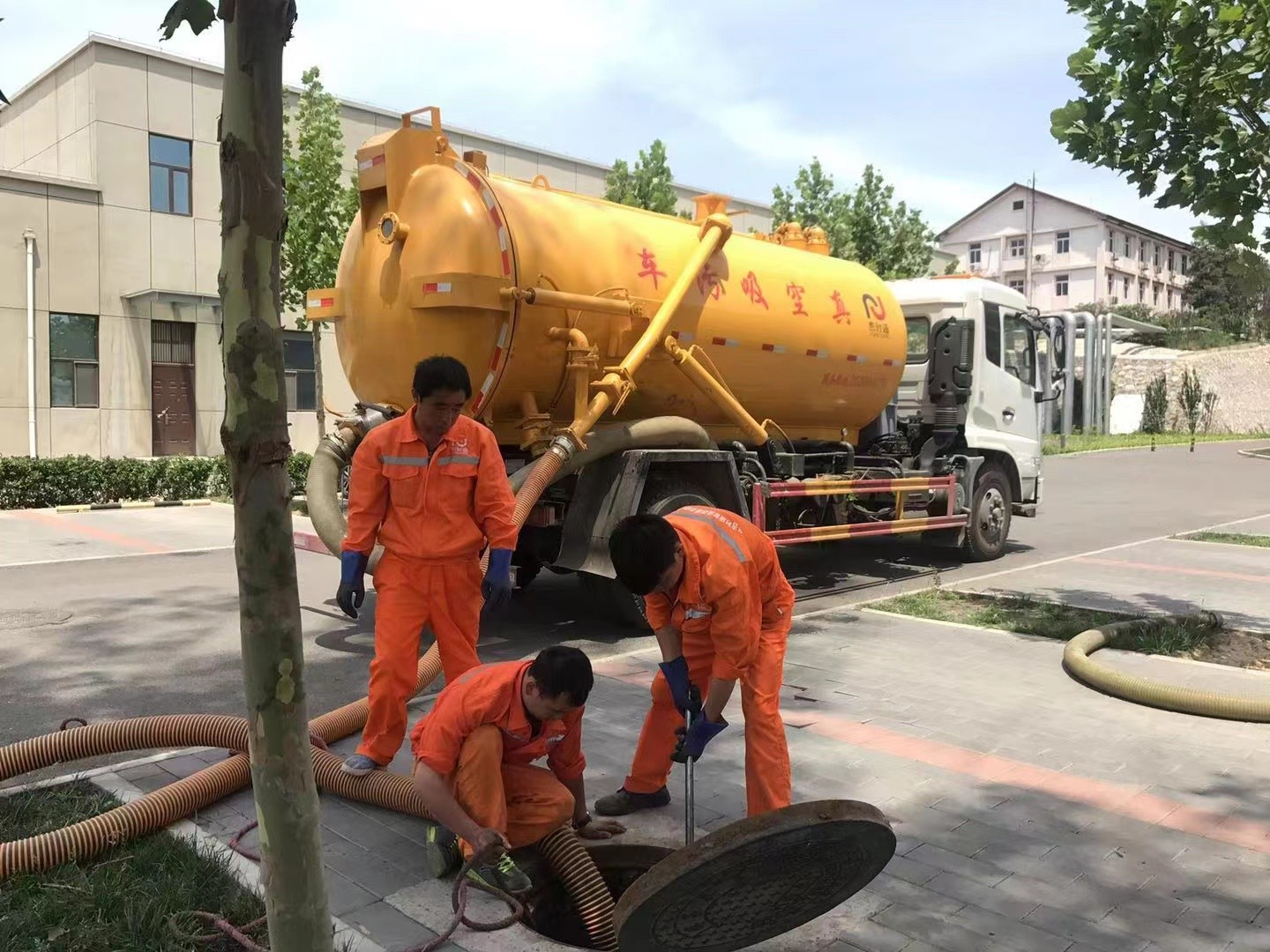 天涯管道疏通车停在窨井附近