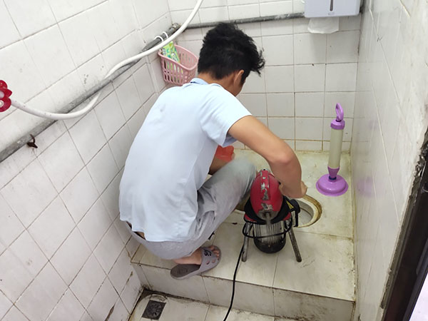天涯肥皂掉到马桶里把马桶堵住了怎么办？马桶堵住了怎么办