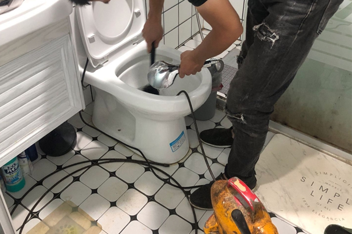 天涯马桶堵塞自己疏通还是找师傅？专业上门服务让你省时更省心